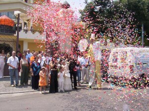 giocoleria su trampoli e coriandoli